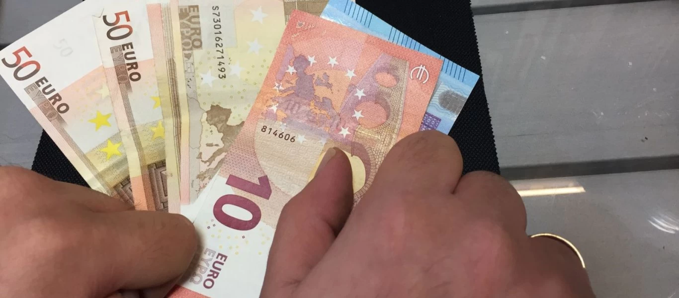 Θα γεμίσουν τα πορτοφόλια - Δείτε πότε καταβάλλονται ΚΕΑ και συντάξεις